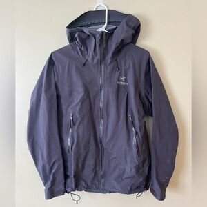 Arc’teryx Beta LT women’s jacket. Colour dimma